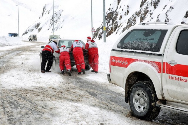 امدادرسانی به گرفتارشدگان در برف گیلان
